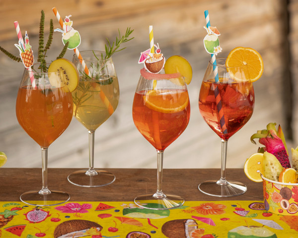 Cocktail Avec Décoration De Fruits Et De Paille Isolé Sur Fond